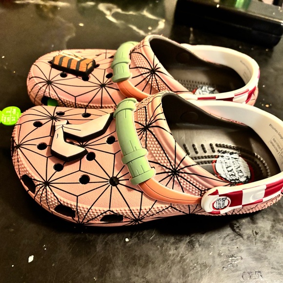 CROCS Nezuko size W6